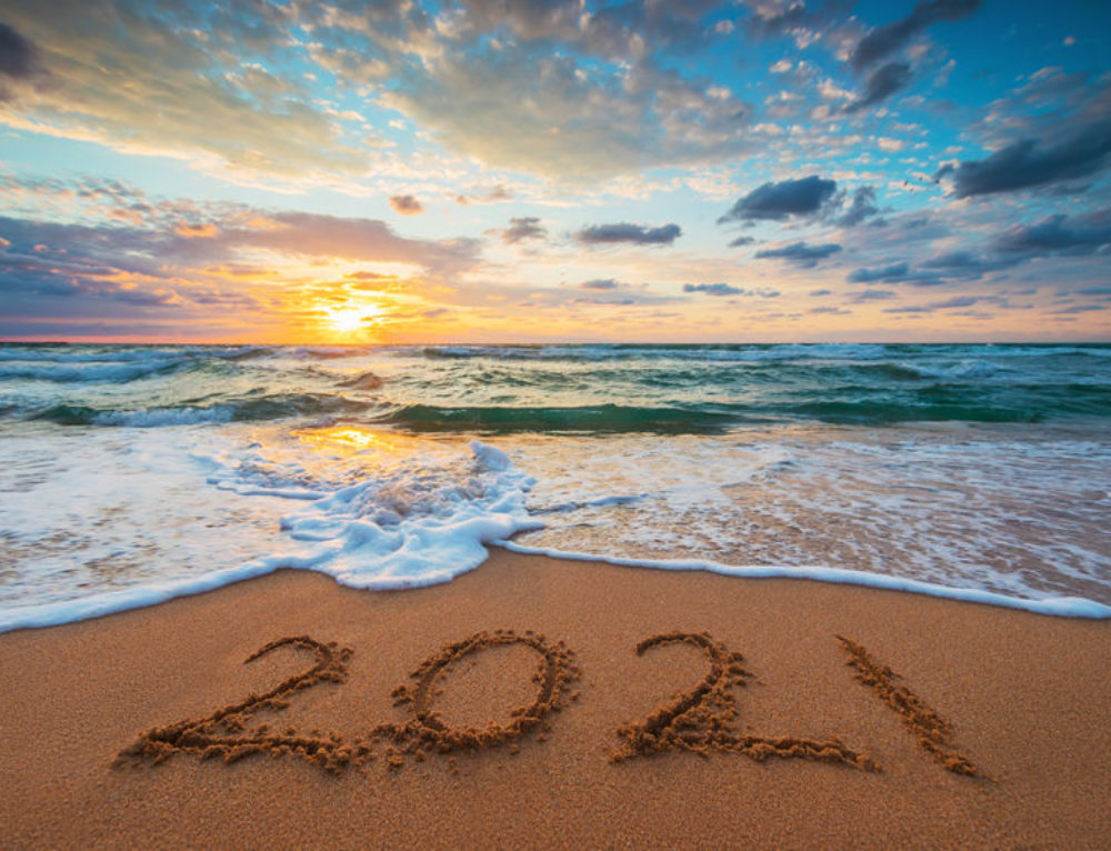 Море летом 2021. Летнее путешествие. Пляж надпись. Лето 2022 море. Лето 2022 отпуск.